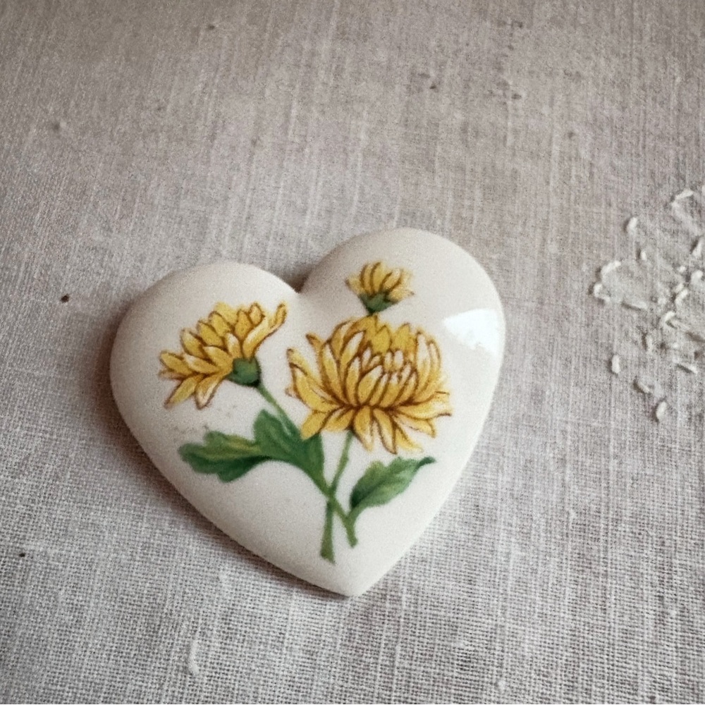Vintage Avon heart shaped ceramic/clay brooch with yellow dahlia